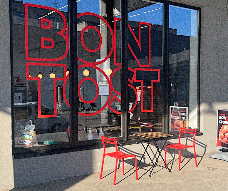 Kepyklos Bon Tost nuotrauka iš lauko. Dainava, prekybos miestelis Urmas.